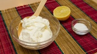 Como Hacer Sour Cream o Crema Agria [upl. by Ymerrej985]