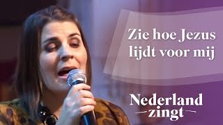 Nederland Zingt Zie hoe Jezus lijdt voor mij [upl. by Hainahpez]