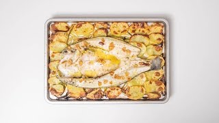 Cómo hacer LUBINA AL HORNO con PATATAS  RÁPIDA y jugosa [upl. by Ueihttam210]