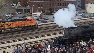 HORN BATTLE BNSF VS BIG BOY 4014 [upl. by Robillard]