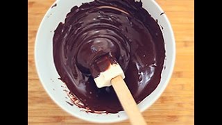 Come fondere il cioccolato bagnomaria microonde in forno  videoricetta [upl. by Dinah]