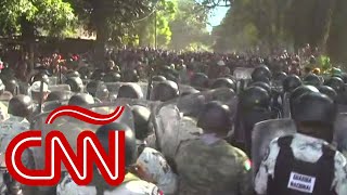 Guardia Nacional marcha contra la caravana de migrantes y los obliga a retroceder [upl. by Lennod]