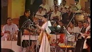 Lata Mangeshkar  Aye Mere Watan Ke Logo Live Performance [upl. by Attenrev]