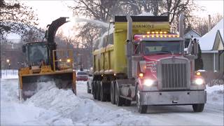 Opération de déneigement à Montréal [upl. by Flss]